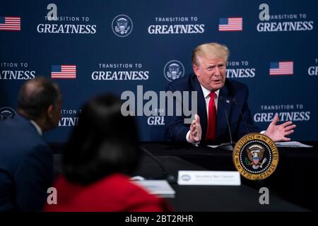 Ypsilanti, Stati Uniti d'America. 21 Maggio 2020. Ypsilanti, Stati Uniti d'America. 21 maggio 2020. Il presidente degli Stati Uniti Donald Trump, tiene una sessione di ascolto con i leader afro-americani durante una visita alla fabbrica Ford Rawsonville il 21 maggio 2020 a Ypsilanti, Michigan. L'impianto dei componenti si è convertito dalla produzione di parti di automobili ai ventilatori modello A-e per assistere con il COVID-19, pandemia di coronavirus. Credit: TIA Dufour/White House Photo/Alamy Live News Foto Stock