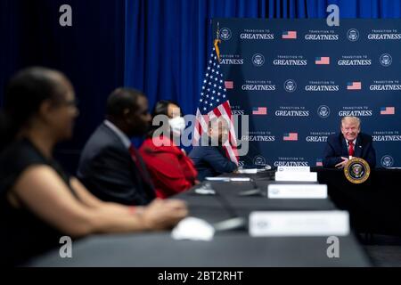 Ypsilanti, Stati Uniti d'America. 21 Maggio 2020. Ypsilanti, Stati Uniti d'America. 21 maggio 2020. Il presidente degli Stati Uniti Donald Trump, tiene una sessione di ascolto con i leader afro-americani durante una visita alla fabbrica Ford Rawsonville il 21 maggio 2020 a Ypsilanti, Michigan. L'impianto dei componenti si è convertito dalla produzione di parti di automobili ai ventilatori modello A-e per assistere con il COVID-19, pandemia di coronavirus. Credit: TIA Dufour/White House Photo/Alamy Live News Foto Stock