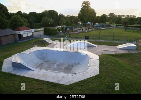 Stourport, Worcestershire, Regno Unito. 22 maggio 2020. Il terreno della fiera di Riverside sulle rive del fiume Severn a Stourport è desertato alla vigilia di un fine settimana tradizionalmente occupato di festa della Banca e di un semestre scolastico. Il parco per skateboard è tranquillo e inutilizzato. Credit: Peter Lopeman/Alamy Live News Foto Stock