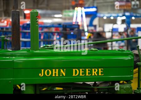 Harrisburg, PA / USA - 9 gennaio 2020: Un antico trattore John Deere è in mostra al Pennsylvania Farm Show. Foto Stock