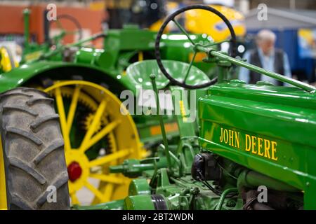 Harrisburg, PA / USA - 9 gennaio 2020: Un antico trattore John Deere è in mostra al Pennsylvania Farm Show. Foto Stock