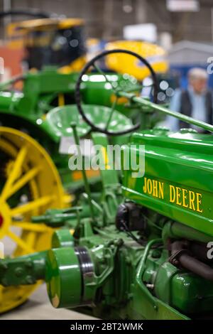 Harrisburg, PA / USA - 9 gennaio 2020: Un antico trattore John Deere è in mostra al Pennsylvania Farm Show. Foto Stock