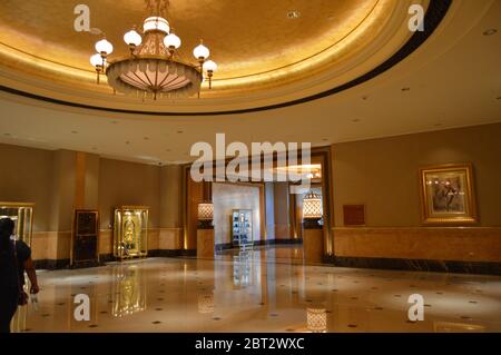 Maestosa e sontuosa spiaggia di fronte hotel cinque stelle noto come Emirates Palace di Abu Dhabi Emirati arabi uniti Foto Stock