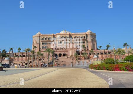 Maestosa e sontuosa spiaggia di fronte hotel cinque stelle noto come Emirates Palace di Abu Dhabi Emirati arabi uniti Foto Stock