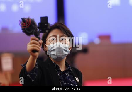 Pechino, Cina. 21 Maggio 2020. La terza sessione del XIII Congresso Nazionale del Popolo si svolge presso la sala conferenze stampa, E i giornalisti si rivolgerono domande al Media Center attraverso video online per la salute pubblica durante le epidemie di COVID-19 a Pechino, Cina il 21 maggio 2020.(Photo by TPG/cnsphotos) (Photo by Top Photo/Sipa USA) Credit: Sipa USA/Alamy Live News Foto Stock