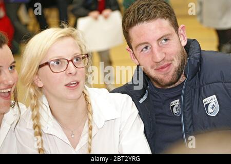 Squadra di rugby del Blues di Cardiff, Brecon Christ College. Cardiff Blues e Wales International Alex Cuthbert propone un selfie con un coulpe di alunni, dur Foto Stock