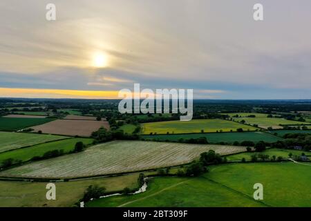 Bella campagna britannica durante un bellissimo tramonto estivo serale Foto Stock