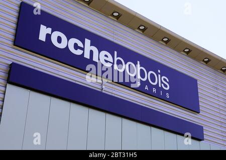 Bordeaux , Aquitaine / Francia - 05 16 2020 : Roche Bobois logo segno negozio logo marchio casa francese azienda mobili Foto Stock