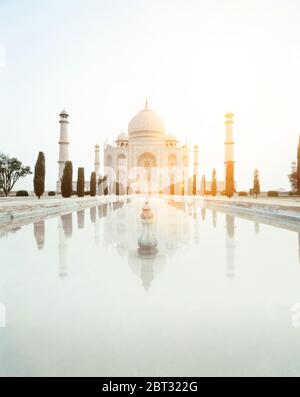 Taj Mahal con nessuno nella foto con il sole in background Foto Stock