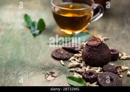 Diversi pigiati di tè cinese pu-erh Foto Stock