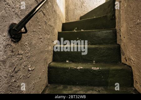 Vecchia prigione storica o scale seminterrato, scale abbandonate primo piano Foto Stock
