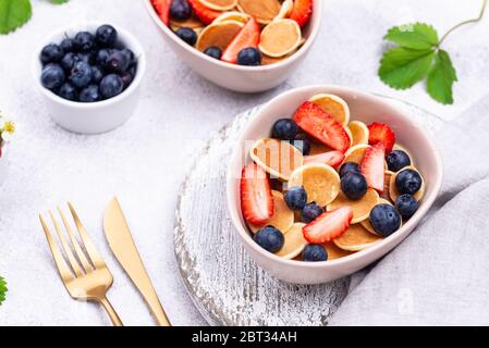 Cereali dolci e frittelle con frutti di bosco Foto Stock