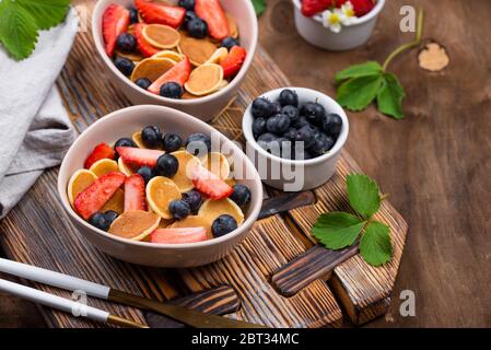 Cereali dolci e frittelle con frutti di bosco Foto Stock