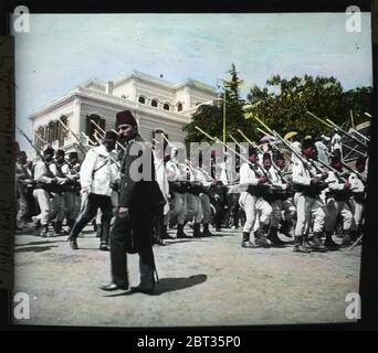 Istanbul Costantinopoli: Sfilata di truppe al Selamlik del chiosco Yildiz. Palazzo Yıldız, che significa "Palazzo Star", costruito nel 1880 e utilizzato dall'Impero Ottomano Sultano Abdülhamid II Diapositiva a colori da circa 1910. Fotografia su lastra di vetro asciutta della collezione Herry W. Schaefer. Foto Stock