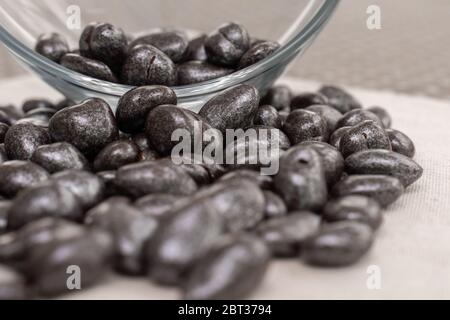 ciottoli di mare caramelle ottenere abbastanza sonno da una ciotola di vetro Foto Stock