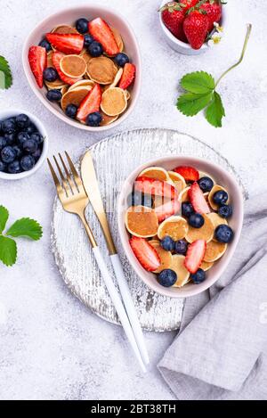 Cereali dolci e frittelle con frutti di bosco Foto Stock