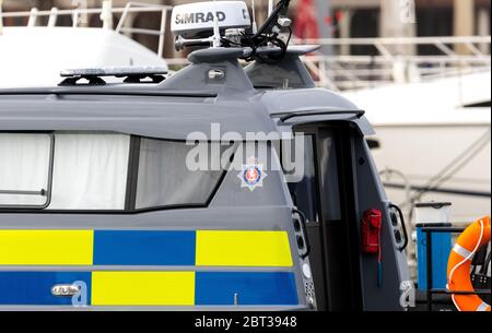 La polizia di Kent lancia ormeggi al porto di Sovereign sulla costa meridionale del Sussex orientale, Regno Unito. Foto Stock