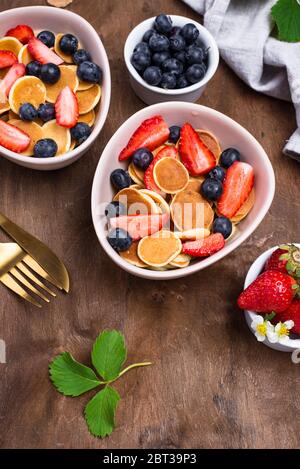 Cereali dolci e frittelle con frutti di bosco Foto Stock