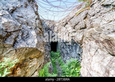 Gronsvik, Norvegia - 06 agosto 2019: Batteria costiera Gronsvik, Helgelandmuseum Luroy, ingresso della stanza della difesa, costruita dai soldati tedeschi, prigionieri russi Foto Stock