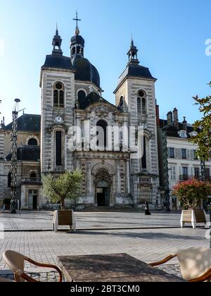 Eglise Saint-Pierre con la sua facciata in stile italiano in Place de l'Hotel de Ville, Chalon-sur-Saône, Francia Foto Stock