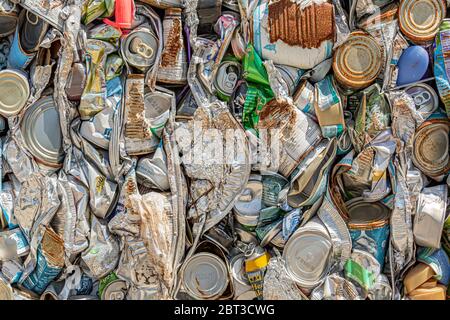 il consumatore di metallo frantumato riciclabile a il discarica Foto Stock