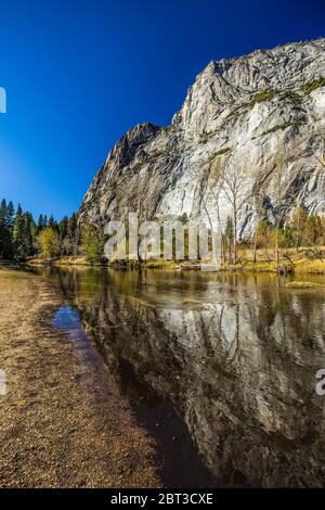 El Capitan in una giornata autunnale limpida con il fiume Merced che scorre tranquillamente nella Yosemite Valley, nello Yosemite National Park, California, USA Foto Stock