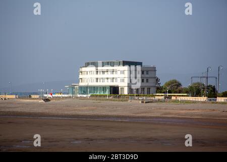 Morecambe Lancashire, Regno Unito. 22 maggio 2020. La spiaggia e la passeggiata rimangono deserte di fronte al famosissimo Midland Hotel che rimane chiuso a causa delle restrizioni Covid19 credito: PN News/Alamy Live News Foto Stock