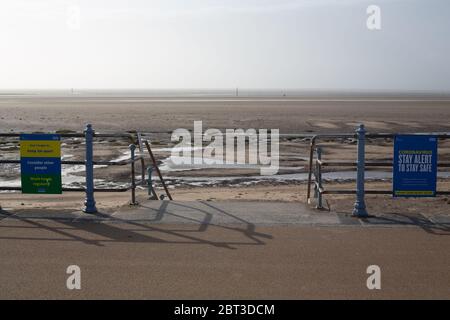 Morecambe, Lancashire, Regno Unito. 22 maggio 2020. L'ingresso alla quasi deserta South Beach al Consiglio cittadino di Morecambe Lancaster ha fatto appello alla gente per rimanere lontano dalla città nella speranza di fermare la diffusione del covid19 Credit: PN News/Alamy Live News Foto Stock