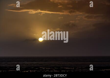 Morecambe, Lancashire, Regno Unito. 22 maggio 2020. Dopo un pomeriggio luminoso ma bluastro il tempo ha cominciato a girare in Morecambe davanti ad una forza per pioggia nel Nord dell'Inghilterra Credit: PN News/Alamy Live News Foto Stock