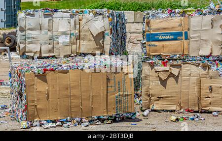 Balle di materiali riciclabili allo scarico Foto Stock