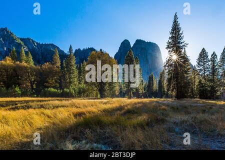 Il sole si trova dietro il monolito di Middle Cathedral Rock nella Yosemite Valley, Yosemite National Park, California, USA Foto Stock