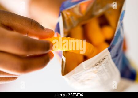 Lo spuntino al formaggio puff è contenuto in un pacchetto Foto Stock