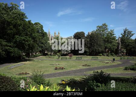 Peterborough, Regno Unito. 22 maggio 2020. Sessanta giorni di Lockdown, a Peterborough. La cattedrale di Peterborough è vista dietro i giardini della Bishops Road. Anche se ci è stato un sollevamento parziale di blocco, ci sono ancora molti negozi che devono rimanere chiusi, compresi barbiere e parrucchiere saloni. COVID-19 Coronavirus lockdown, Peterborough, Cambridgeshire, UK, on May 22, 2020 Credit: Paul Marriott/Alamy Live News Foto Stock