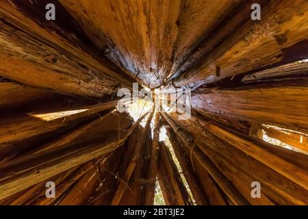 Casa fatta di cedro incenso, decurreno Calocedrus, corteccia con viti dal popolo Miwok nella Valle di Yosemite, Parco Nazionale Yosemite, Califo Foto Stock