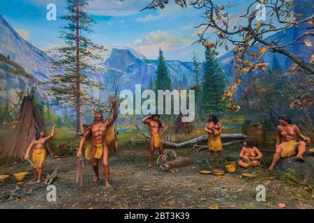 Diorama della vita indiana Yosemite trovata nel villaggio indiano dell'Ahwahnee al Museo Yosemite nella Valle Yosemite, Parco Nazionale Yosemite, California, Foto Stock