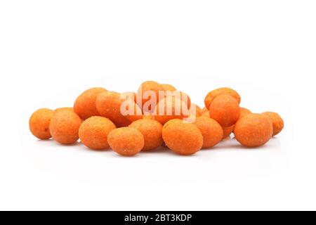 arachidi salate biologiche isolate su sfondo bianco Foto Stock