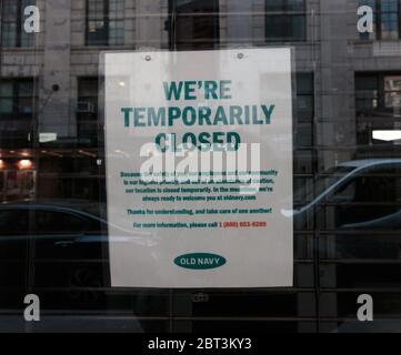 Accedi a un negozio della Old Navy nel centro di Manhattan dichiarando che è temporaneamente chiuso a causa del coronavirus o della pandemia del covid-19 Foto Stock