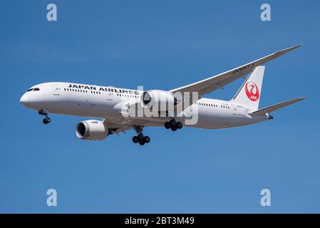 Japan Airlines Boeing 787 aereo di linea Dreamliner Jet atterrando all'aeroporto di Londra Heathrow sopra Cranford, Londra, Regno Unito durante il blocco COVID-19. Foto Stock