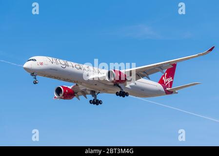 Virgin Atlantic Airbus A350 aereo di linea jet atterra all'aeroporto Heathrow di Londra su Cranford, Londra, Regno Unito durante il blocco COVID-19. Mamma mia Foto Stock