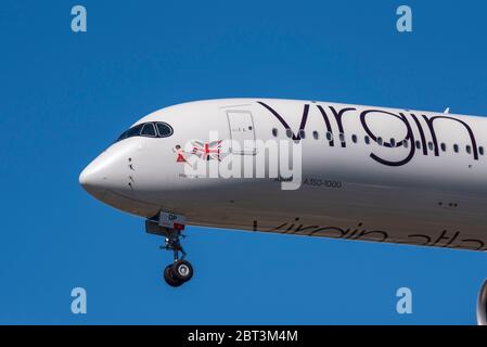 Virgin Atlantic Airbus A350 aereo di linea jet atterra all'aeroporto Heathrow di Londra su Cranford, Londra, Regno Unito durante il blocco COVID-19. Mamma mia Foto Stock