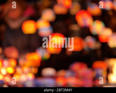 Bokeh colorato con una bella sfocatura come sfondo. Foto Stock