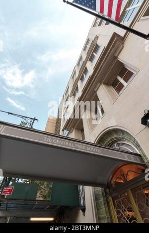 Guardando in alto all'alto edificio residenziale al 220 Central Park South, uno dei piu' costosi in Manhattan, parte di quella che e' conosciuta come fila di miliardari Foto Stock