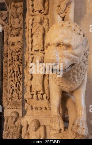 Particolare del portale Radovano della cattedrale di San Lorenzo a Trogir, Croazia. Foto Stock