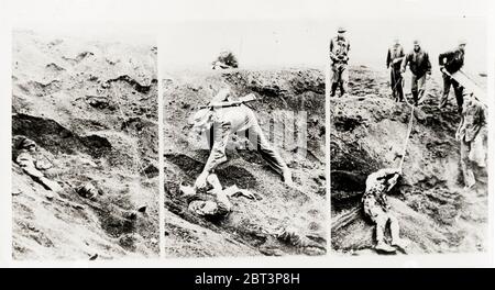 Fotografia d'epoca della seconda guerra mondiale - primo prigioniero giapponese preso su Iwo Jima - trascinato al bordo del buco della conchiglia in caso di esplosione. Giocata morta per un giorno e mezzo. Foto Stock