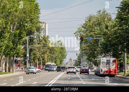 Una delle strade centrali di Chisinau, Moldavia Foto Stock