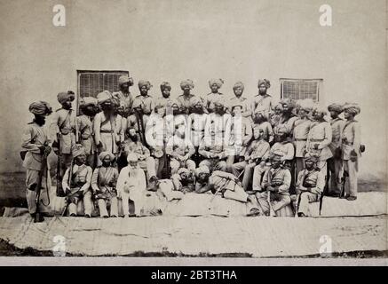 Fotografia d'epoca del XIX secolo - esercito britannico in India, 1860 - Colonnello Brownlow e gli uomini della !st Sikhs 1866 Foto Stock