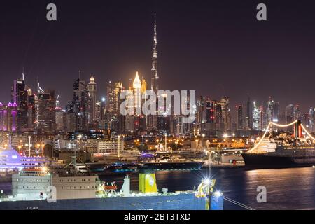 Lo skyline di Dubai di notte Foto Stock