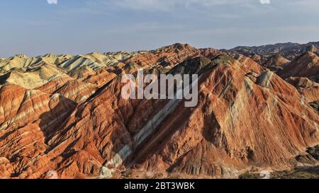 La forma della strada della seta dalla terrazza di osservazione ricamata a colori. Zhangye Danxia-Qicai Scenic Spot-Gansu-China-0886 Foto Stock