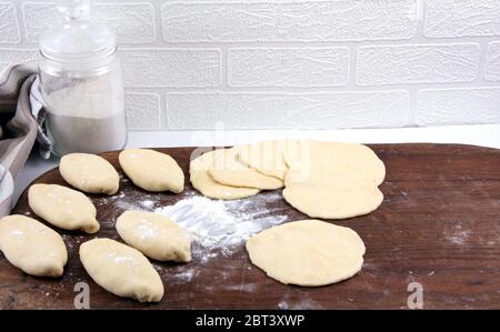 Il processo di produzione di torte fatte in casa in stile russo. Foto Stock