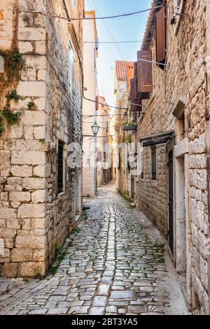 Strada stretta nel centro storico di Trogir, Croazia. Foto Stock